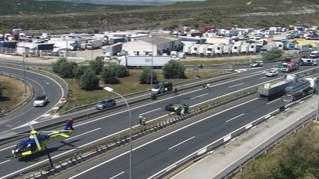 Imagen del turismo volcado en la Autovía A-4, en el kilómetro 52, sentido Andalucía
