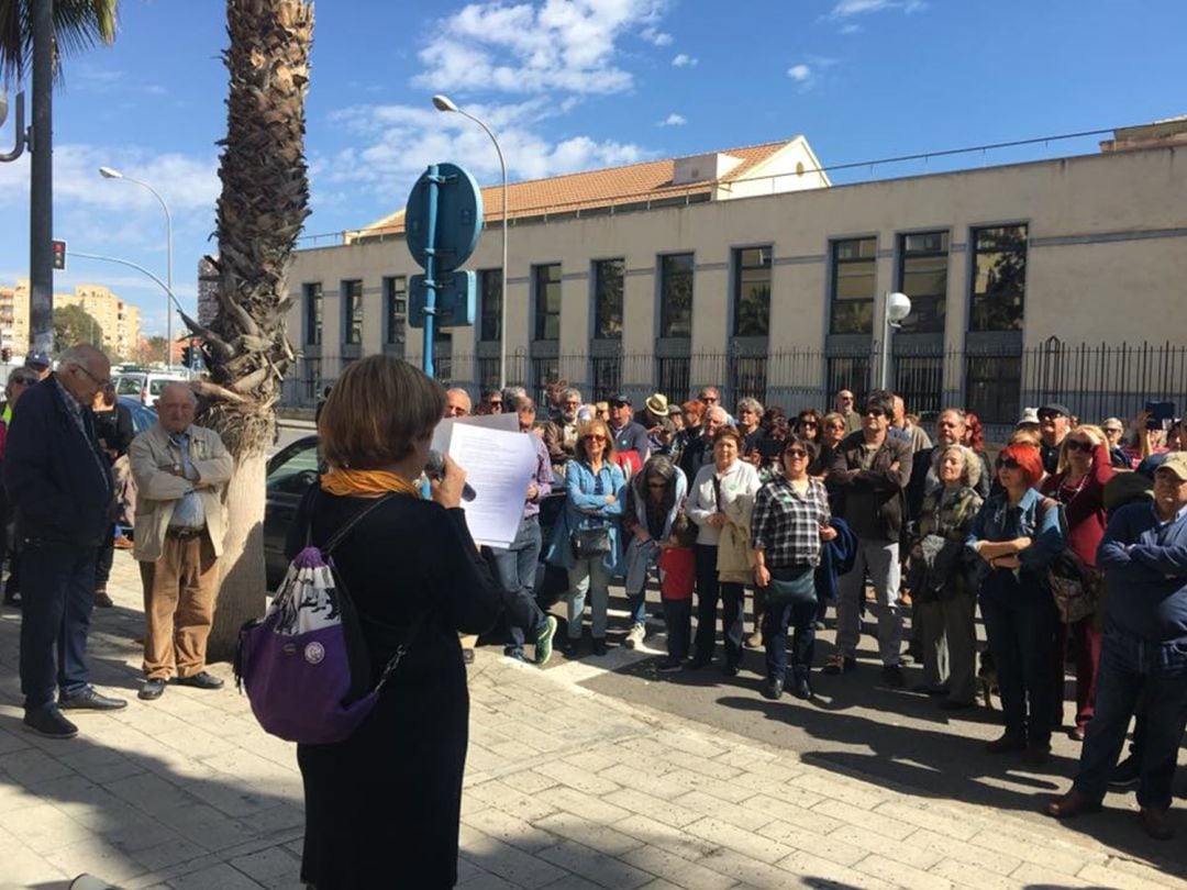 Imagen de archivo de una concentración vecinal a las puertas del asilo