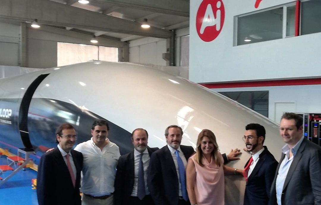 La cápsula Hyperloop, los resposables de las empresas participantes del proyecto y la presidenta andaluza, Susana Díaz