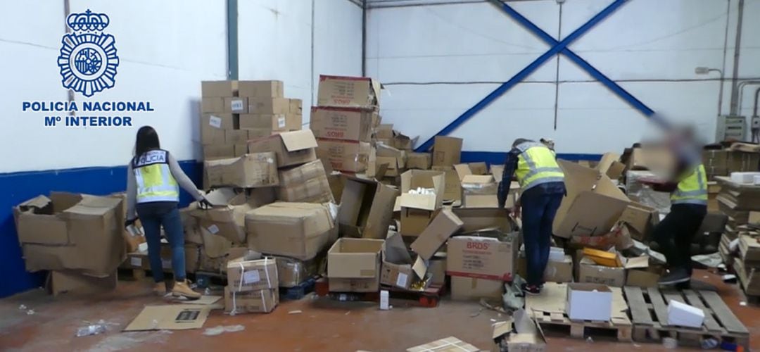 Los agentes entraron en la nave industrial donde encontraron 1.300 perfumes y 8.000 gafas de marcas de lujo, todo ello falsificado.