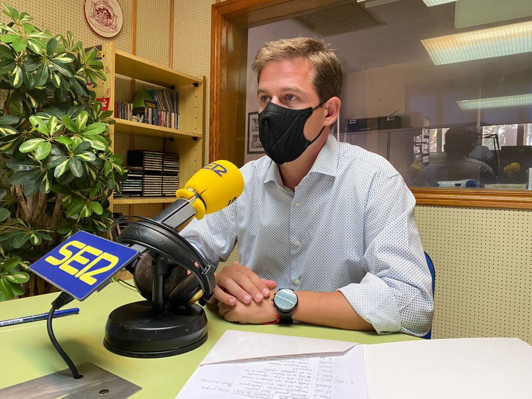 Roger Cerdà, en una de sus visitas a Ràdio Xàtiva SER