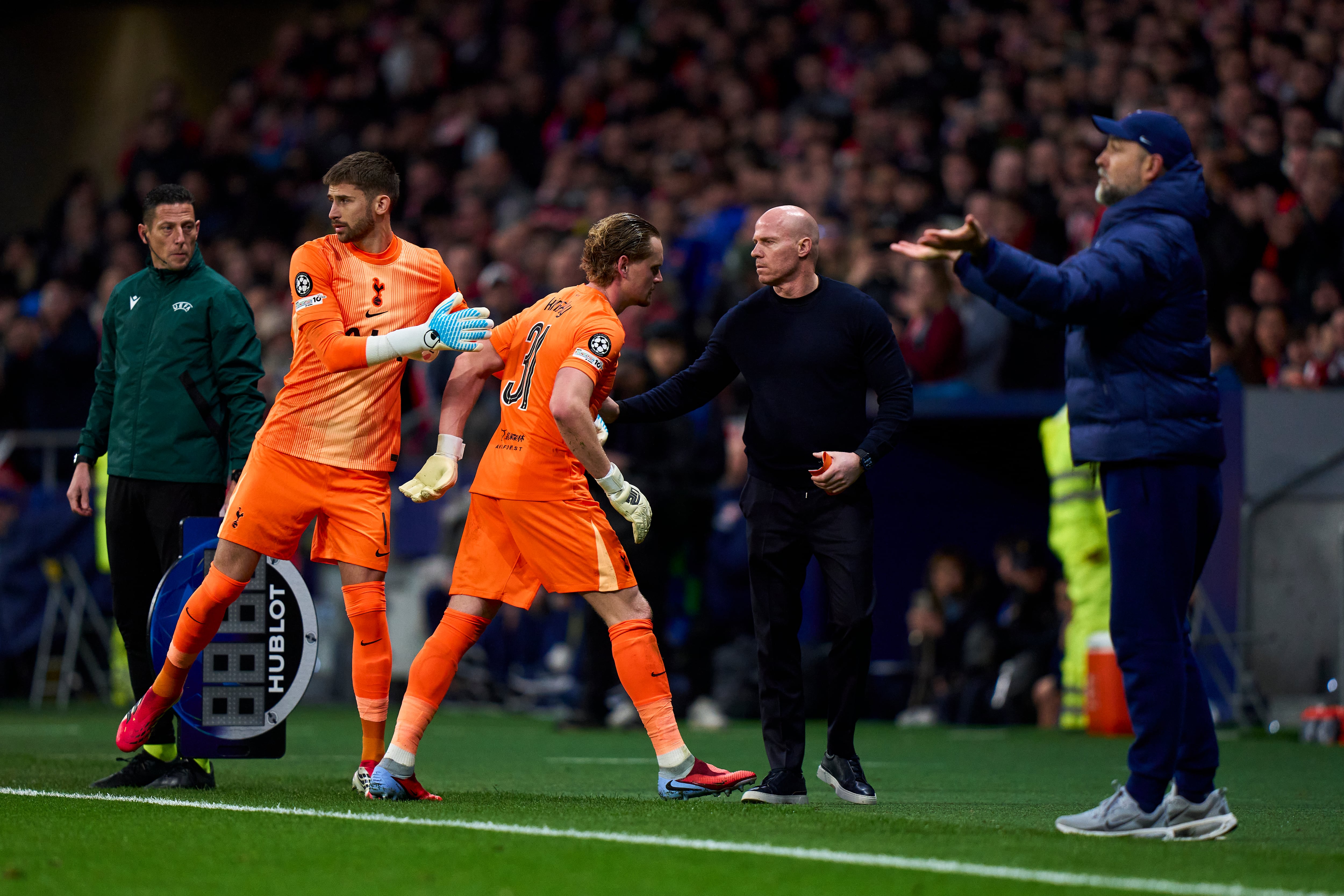 Kinsky se retira del campo para dar entrada a Vicario tras el 3-0 del Atlético