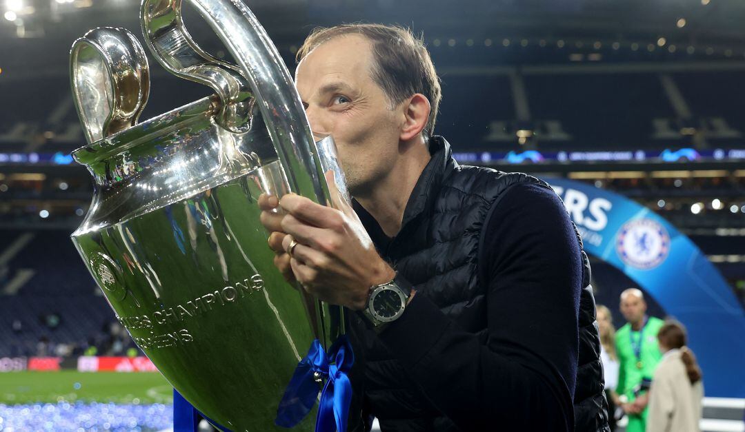 Thomas Tuchel besa el trofeo de la Champions League tras su victoria ante el Manchester City.