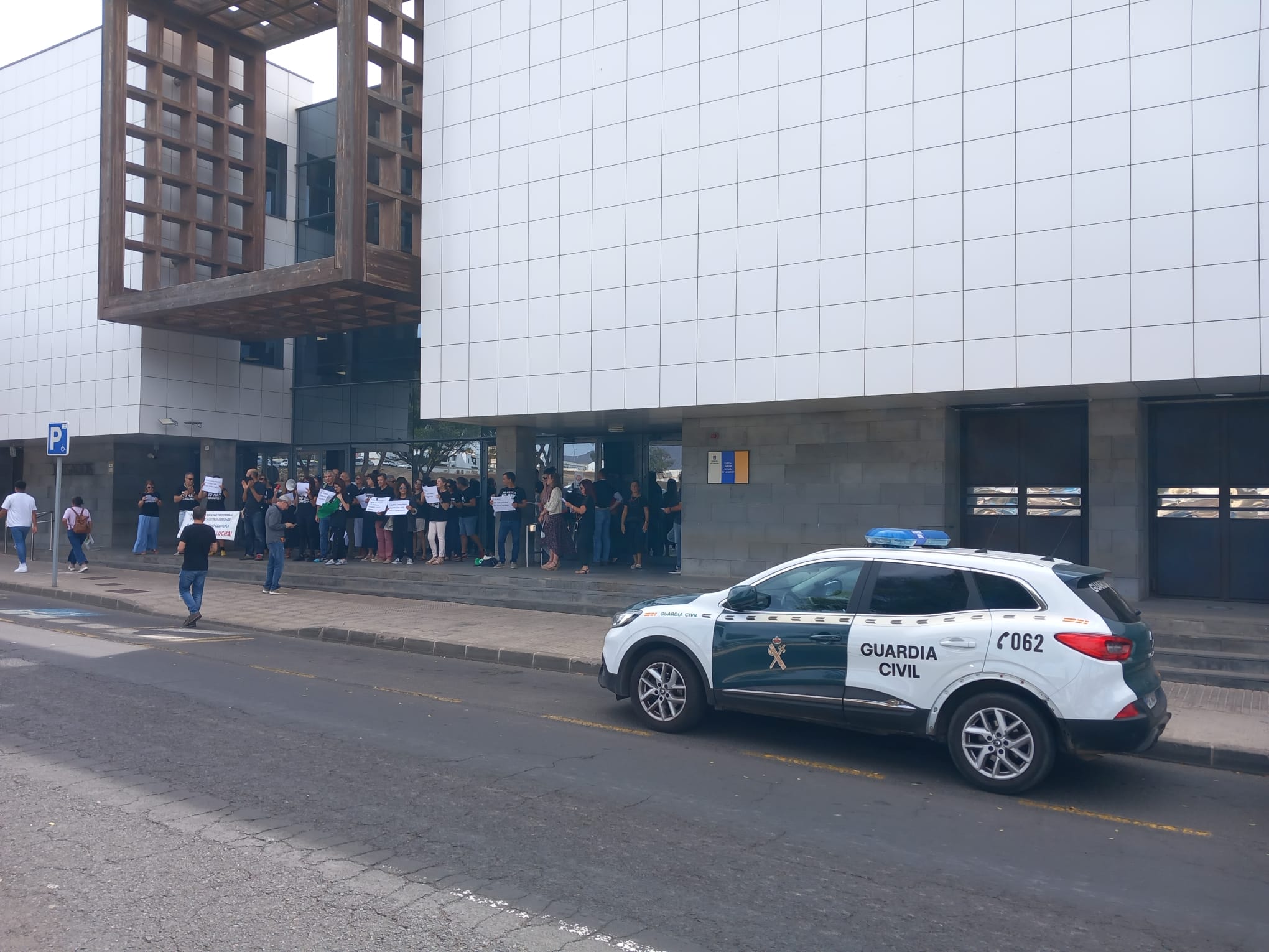 Vehículo de la Guardia Civil en la puerta de los juzgados de Arrecife.