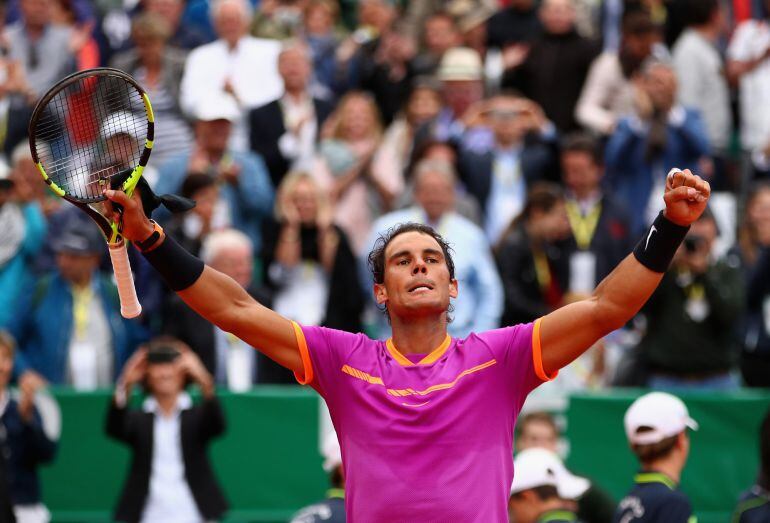 Rafael Nadal celebra la victoria en el estreno en Masters 1000 Montecarlo ante el británico Kyle Edmund.