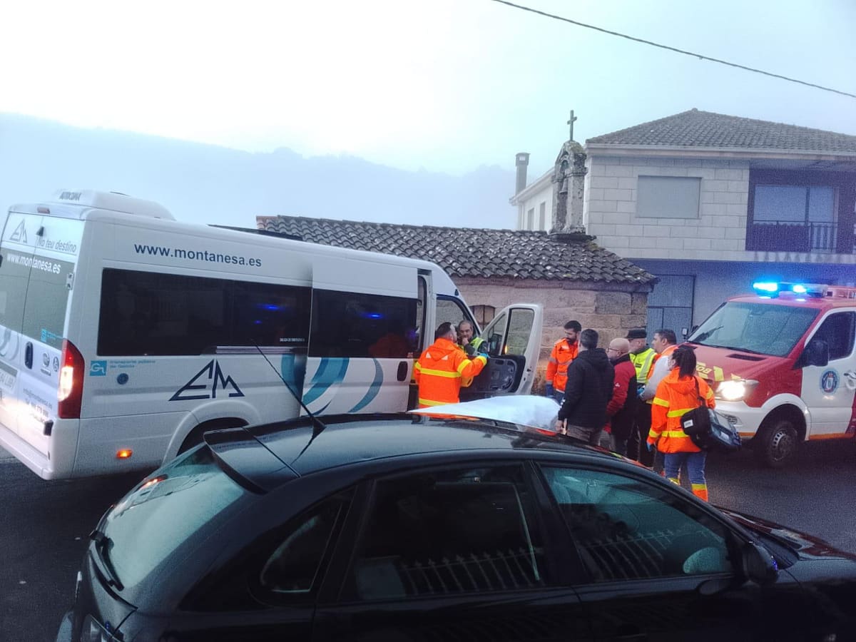Un bus escolar impacta contra la capilla de San Roque tras intentar esquivar un animal
