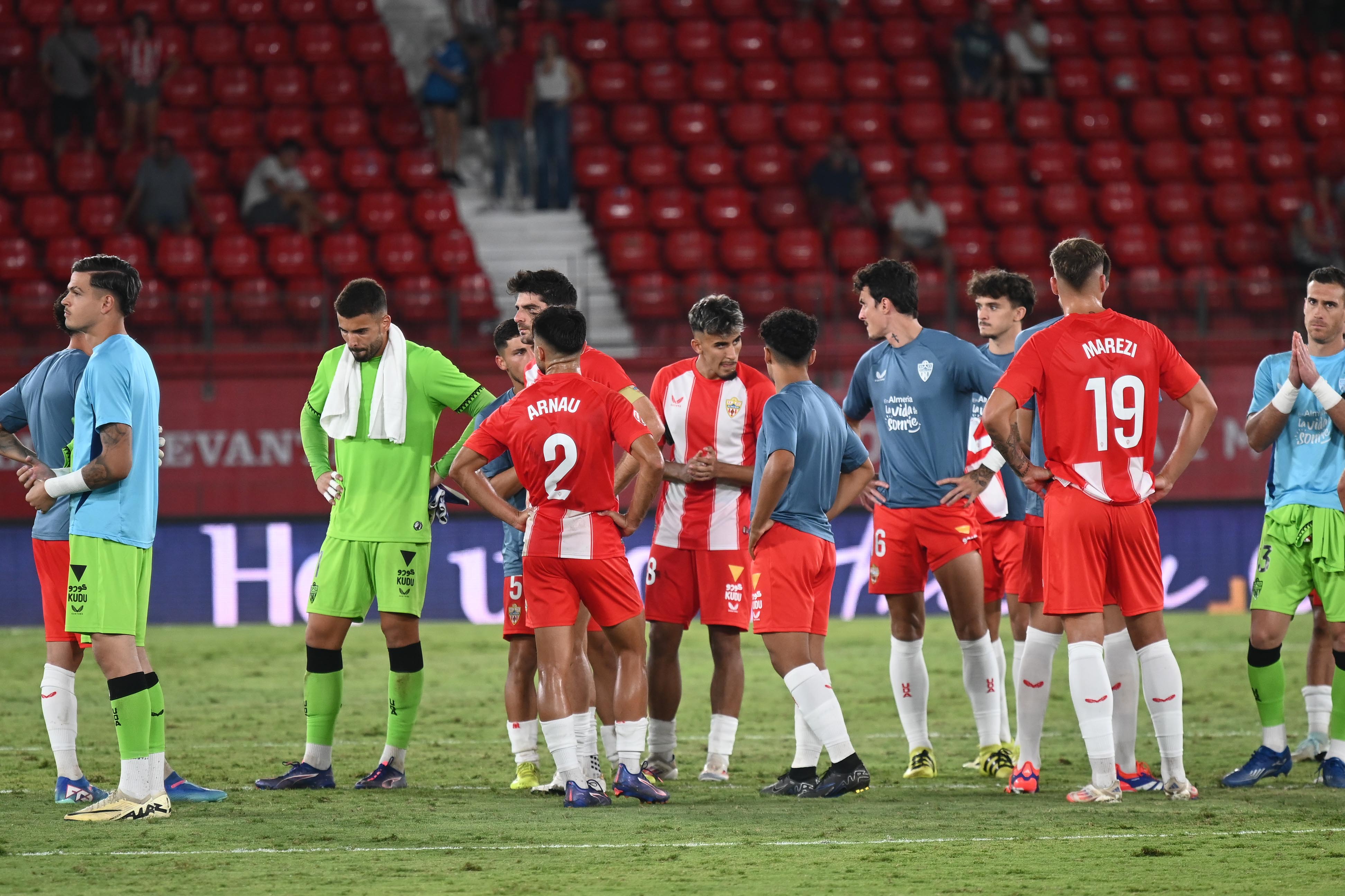 El equipo se fue al centro del campo para palpar el sentir de los aficionados tras la dura derrota.