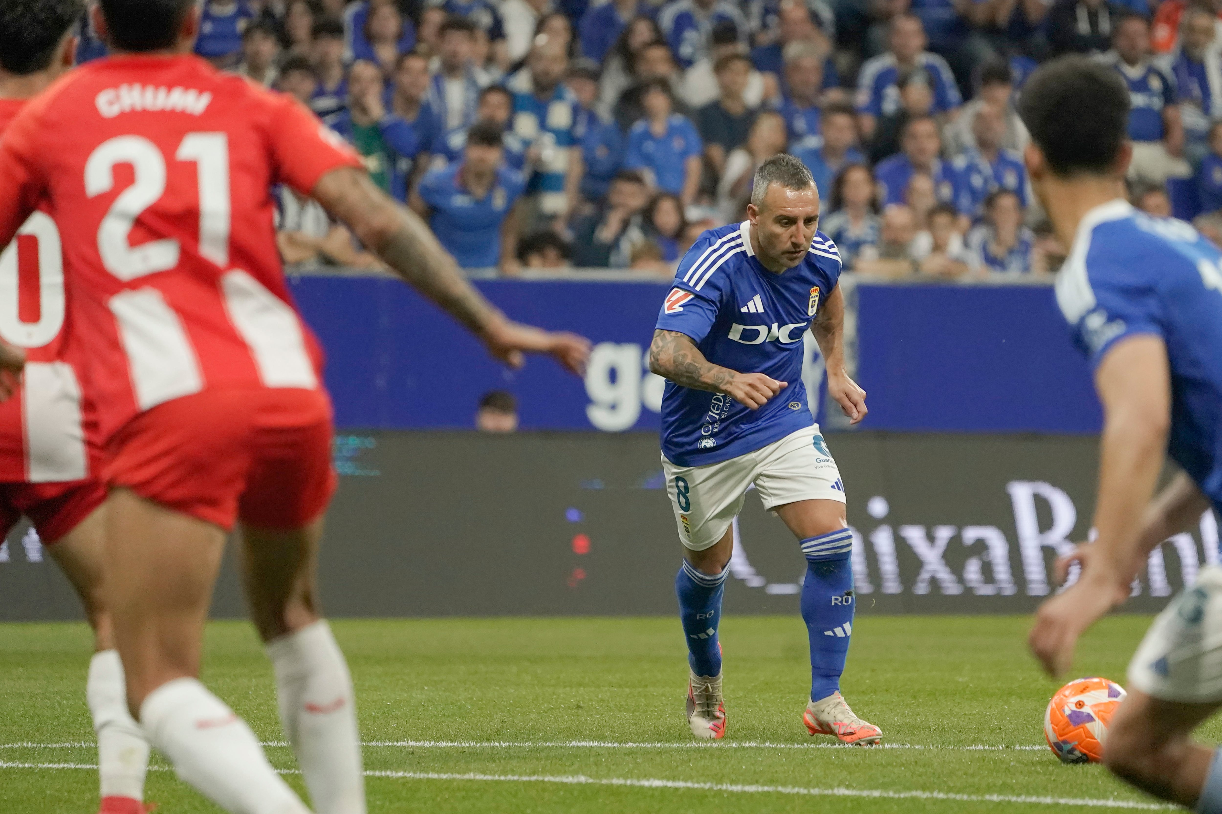 OVIEDO, 11/06/2025.- El centrocampista del Oviedo Santiago Cazorla se dispone a chutar la falta que supuso el 1-1, durante el partido de vuelta de la primera fase de ascenso de la LaLiga Hypermotion que Real Oviedo y UD Almería disputan este miércoles en el estadio Carlos Tartiere. EFE/Paco Paredes
