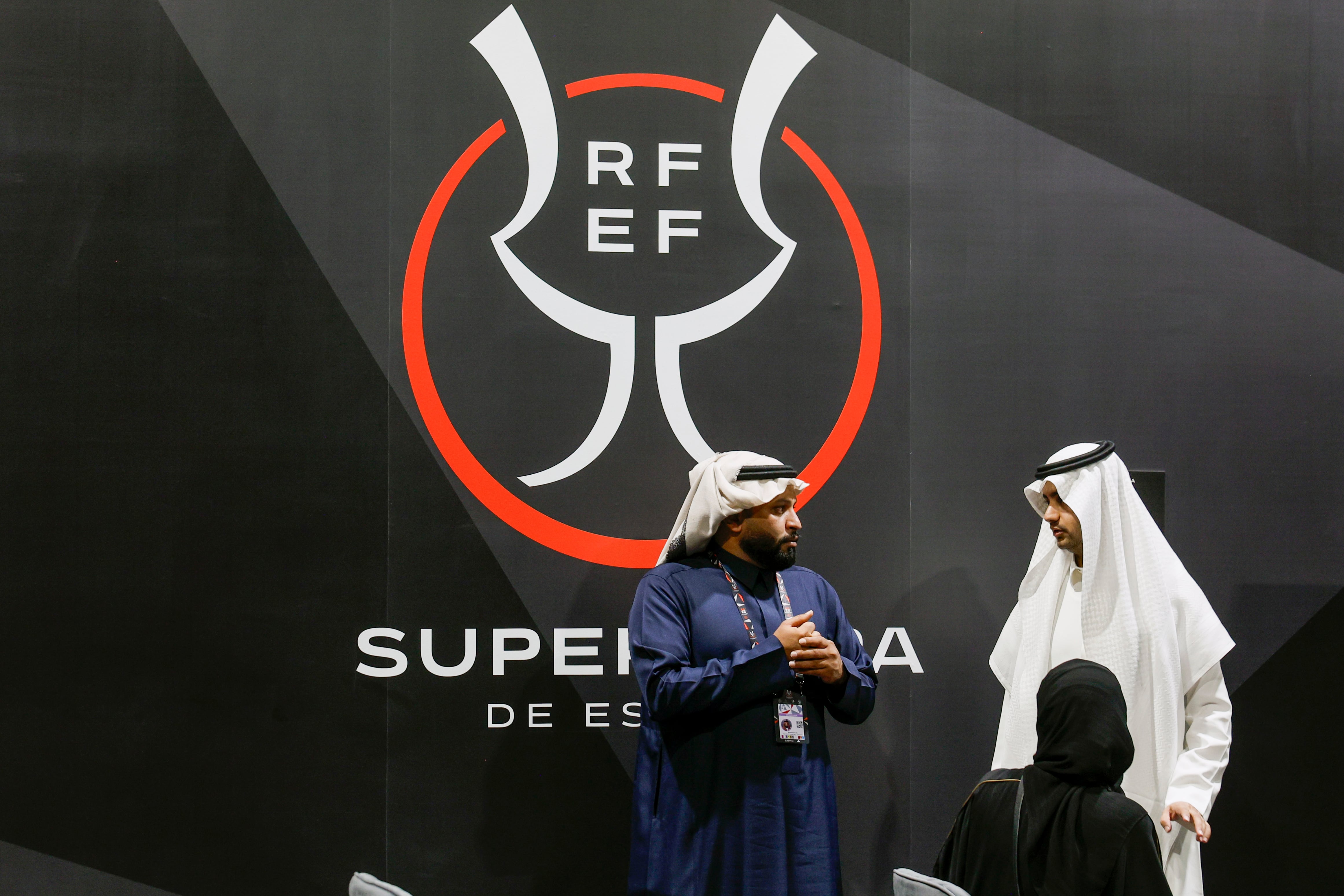 YEDA (ARABIA SAUDÍ), 07/01/2026.- Dos asistentes conversan antes del inicio de la rueda de prensa del Atlético de Madrid y Real Madrid de cara a su enfrentamiento de la Supercopa de España, este miércoles, en la ciudad deportiva King Abdullah en Yeda (Arabia Saudí). EFE/ Kai Forsterling