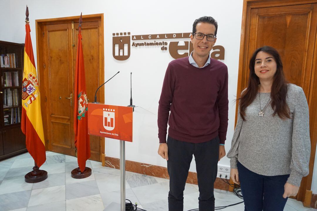 Rubén Alfaro, alcalde de Elda, junto Alba García, edil de Servicios Sociales