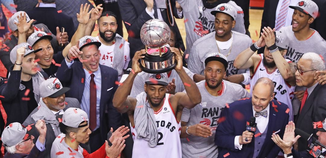 Kawhi Leonard levanta el trofeo que acredita a los Raptors como ganadores de la Conferencia Este