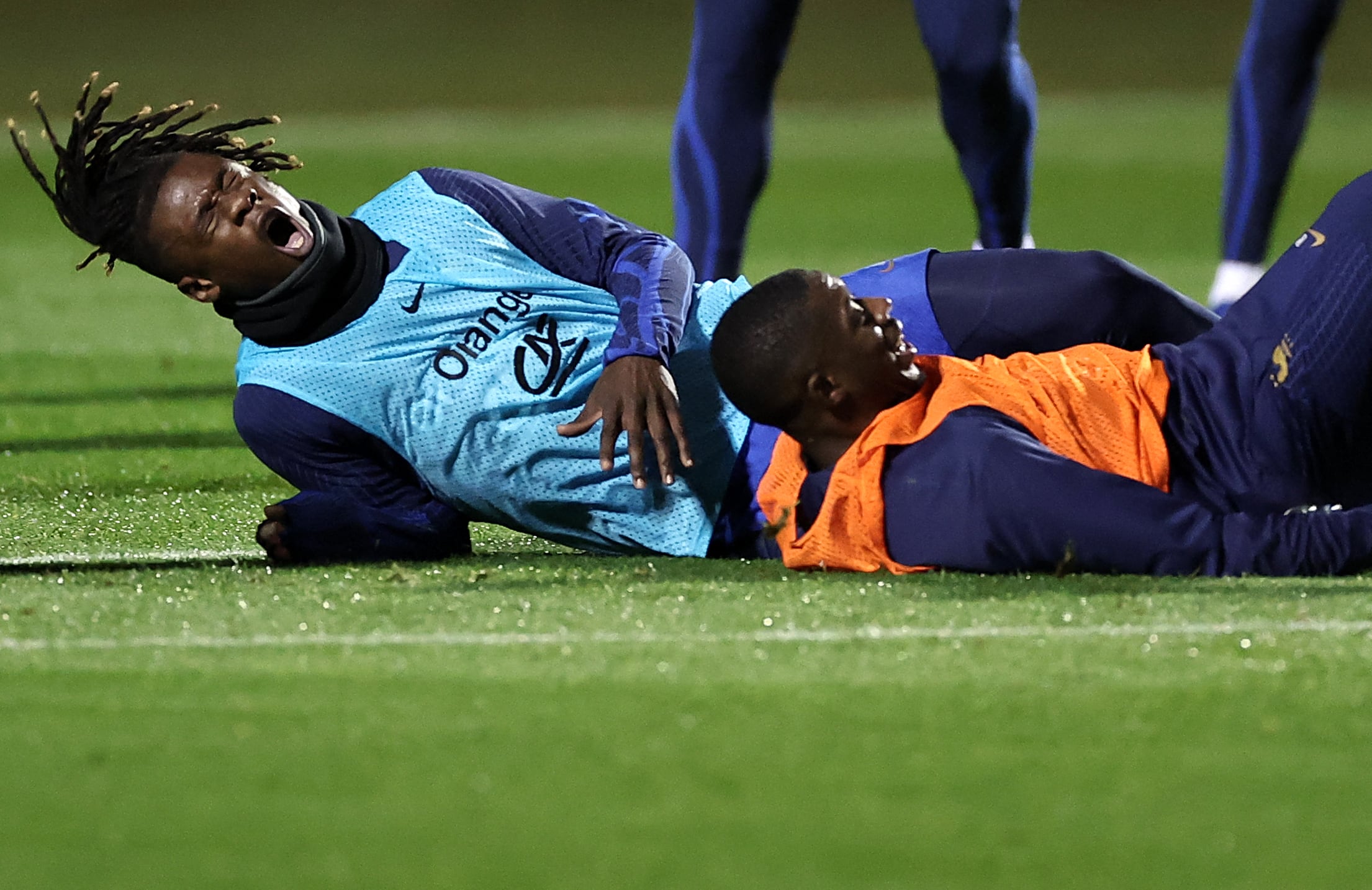 Eduardo Camavinga sufre una lesión con Francia en un choque fortuito con Ousmane Dembélé