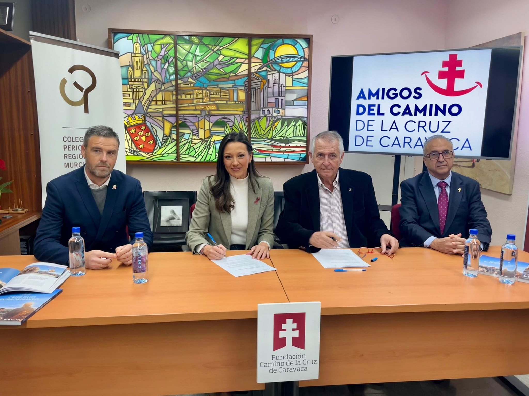 La consejera y el decano del Colegio de Periodistas firman el convenio ante el alcalde de Caravaca y el hermano mayor de la Cofradía de la Vera Cruz