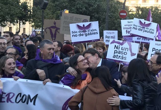 Oltra y Puig se saludan a la salida de la marcha