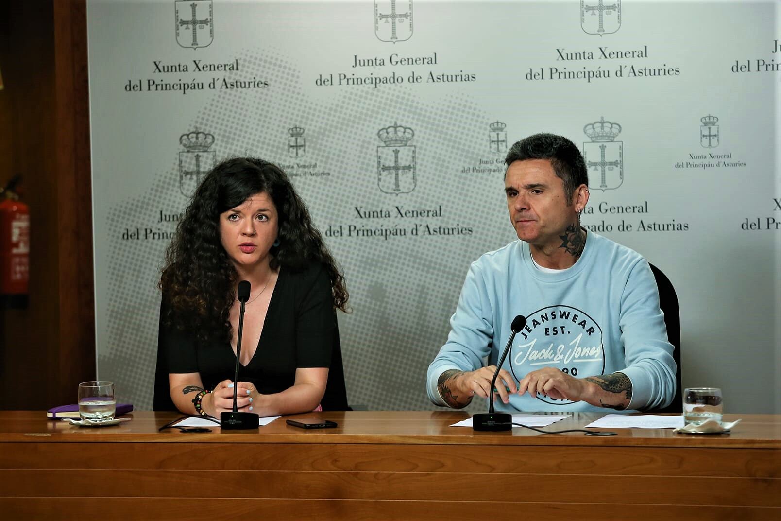 Sofía Castañón y Rafael Palacios, de Podemos, en la Sala de Prensa de la Junta General