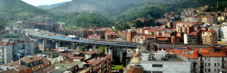 El viadcuto divide el barrio desde hace 40 años y ya sufre algunas deficiencias que afectan al parque infantil 