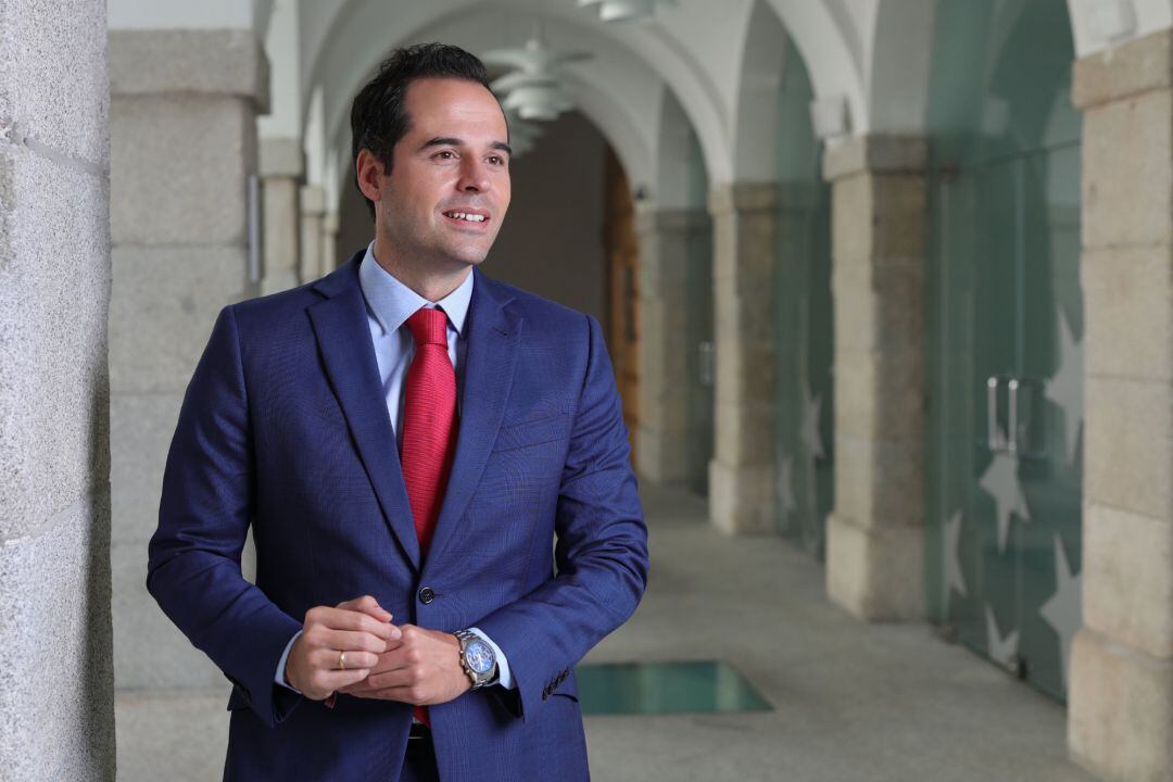 El vicepresidente de la Comunidad de Madrid, Ignacio Aguado, posa durante una entrevista a Europa Press.