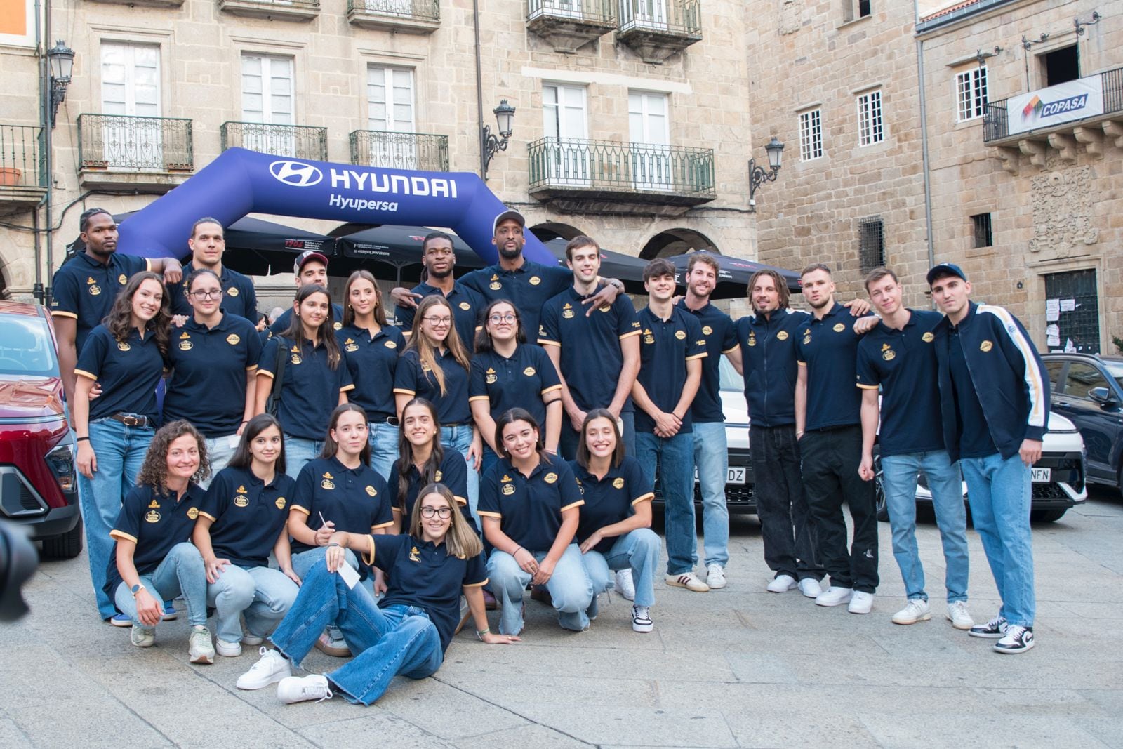 Los jugadores del Cob posan con sus nuevos hyundai.