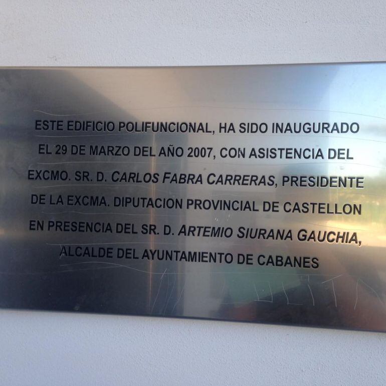 Placa del Ayuntamiento de Cabanes en la que figura el nombre de Carlos Fabra.