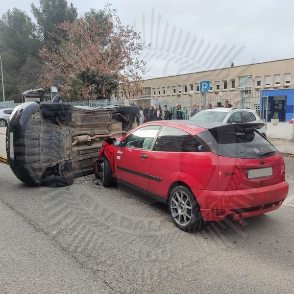 Colisión entre dos vehículos frente al IES Brianda de Mendoza de Guadalajara