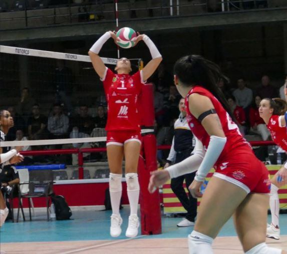 Ivone Martínez col·loca unapilota per a ser rematada davant del Heildelberg.