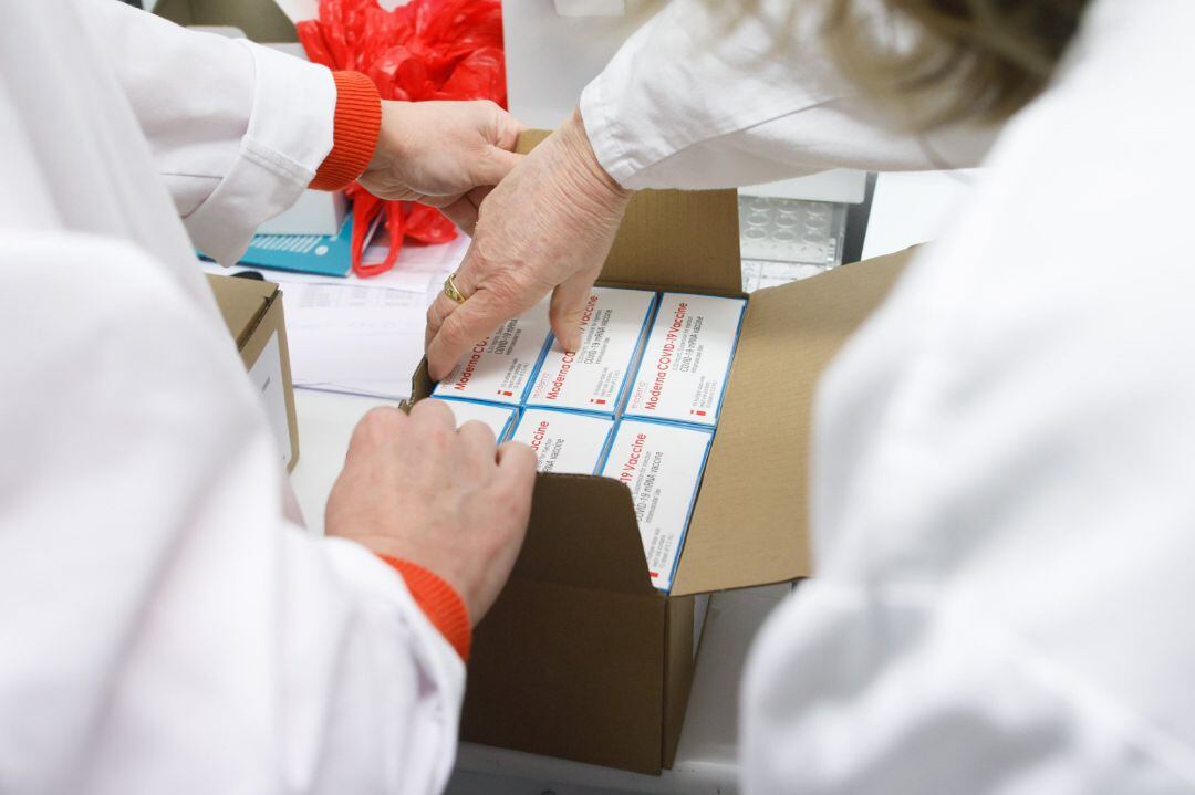 Llegada de las vacunas de AstraZeneca y Moderna a Navarra