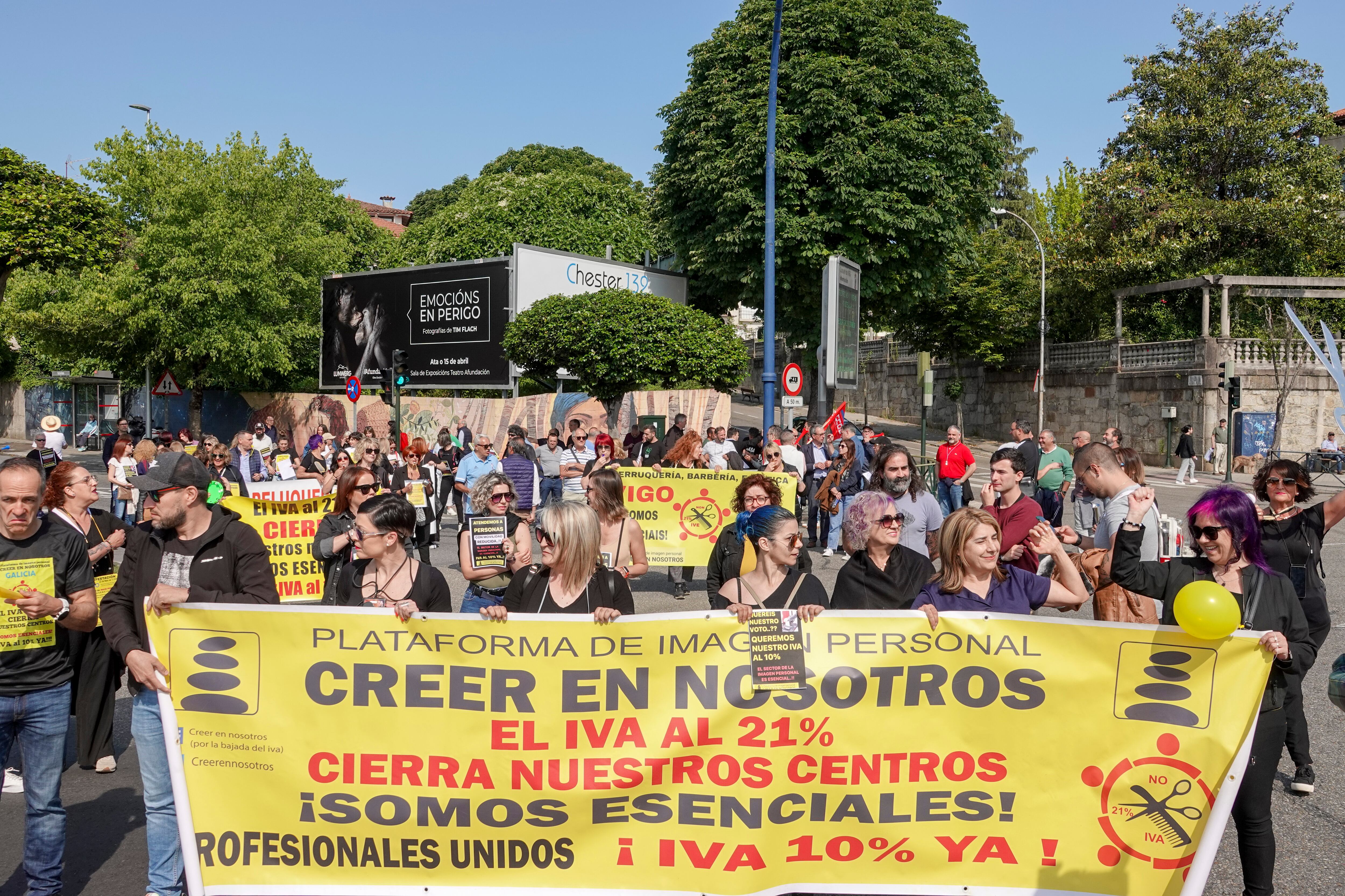 VIGO (PONTEVEDRA), 22/05/2023.- Grupos de peluqueros y peluqueras protestan por el porcentaje del IVA este lunes, en Vigo (Galicia). EFE/ Salvador Sas
