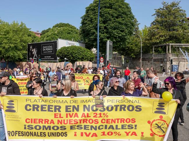 VIGO (PONTEVEDRA), 22/05/2023.- Grupos de peluqueros y peluqueras protestan por el porcentaje del IVA este lunes, en Vigo (Galicia). EFE/ Salvador Sas