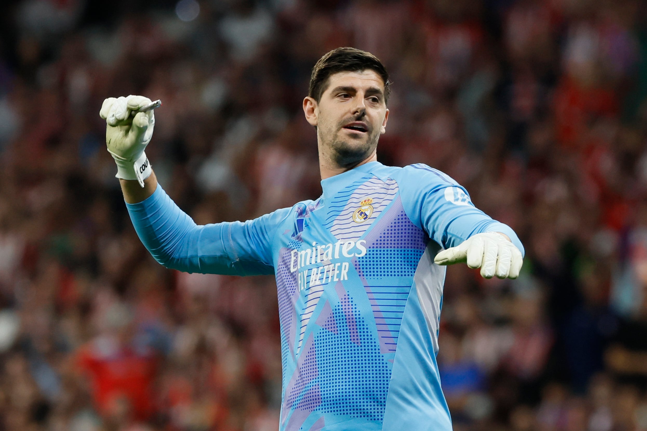 Thibaut Courtois retira un objeto lanzado desde la grada.