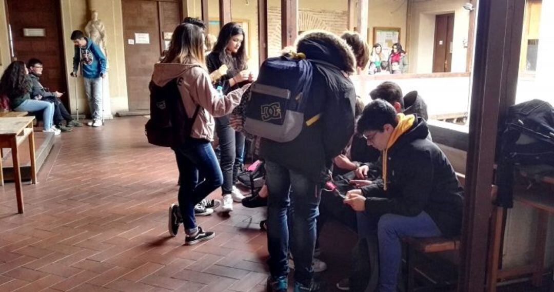 Alumnos de un centro educativo en Segovia durante un descanso