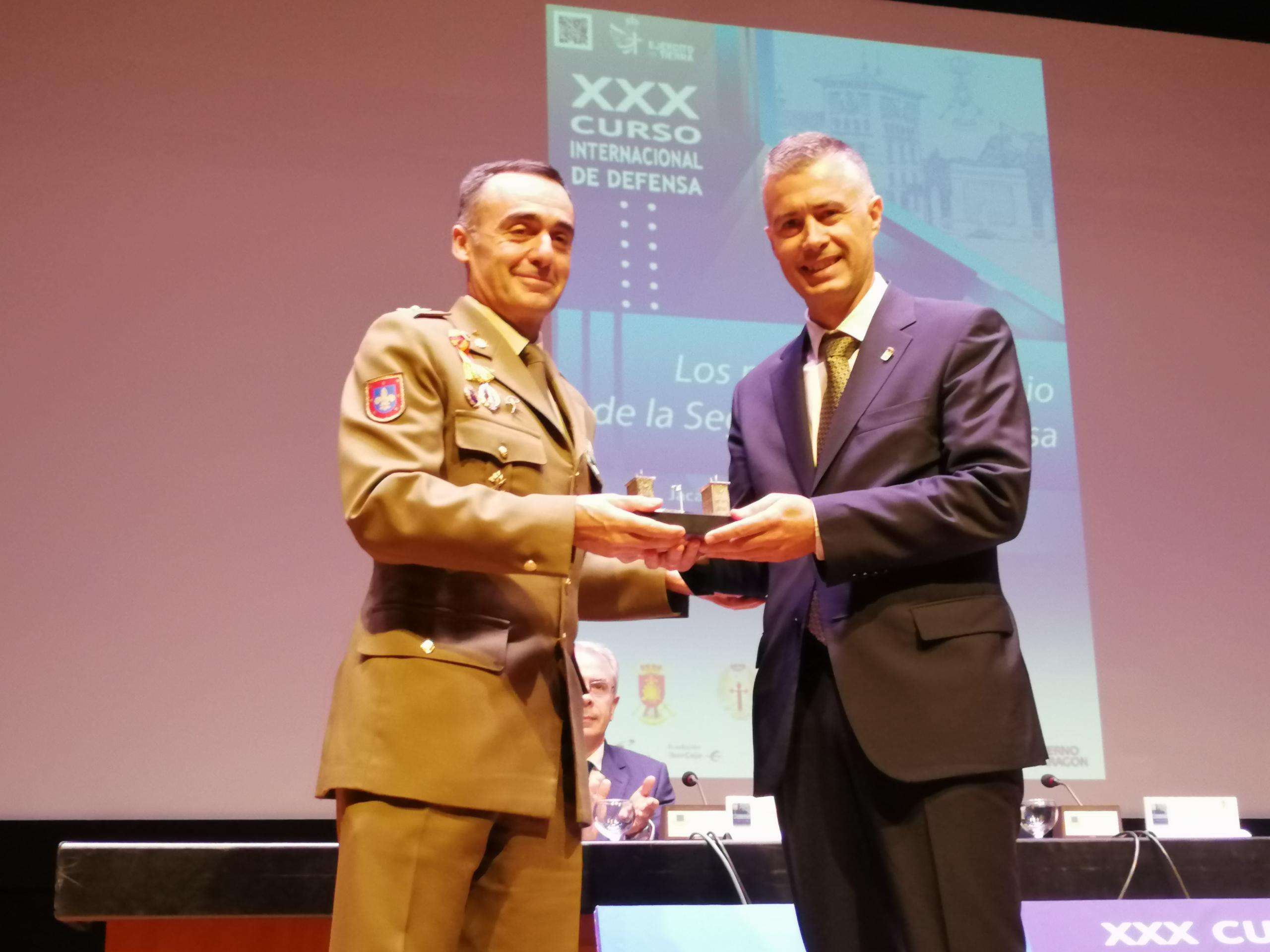 Se otorgaban reconocimientos a diferentes universidades españolas, a la DPH, Ibercaja y "a la ciudad de Jaca", que recogía su alcalde