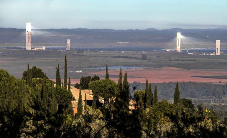 Las Torres de la Plataforma solar Solúcar, un centro tecnológico único en el mundo que alberga todos los tipos de tecnologías solares en plantas comerciales, plantas piloto y laboratorios de la empresa Abengoa en Sanlucar la Mayor (Sevilla)