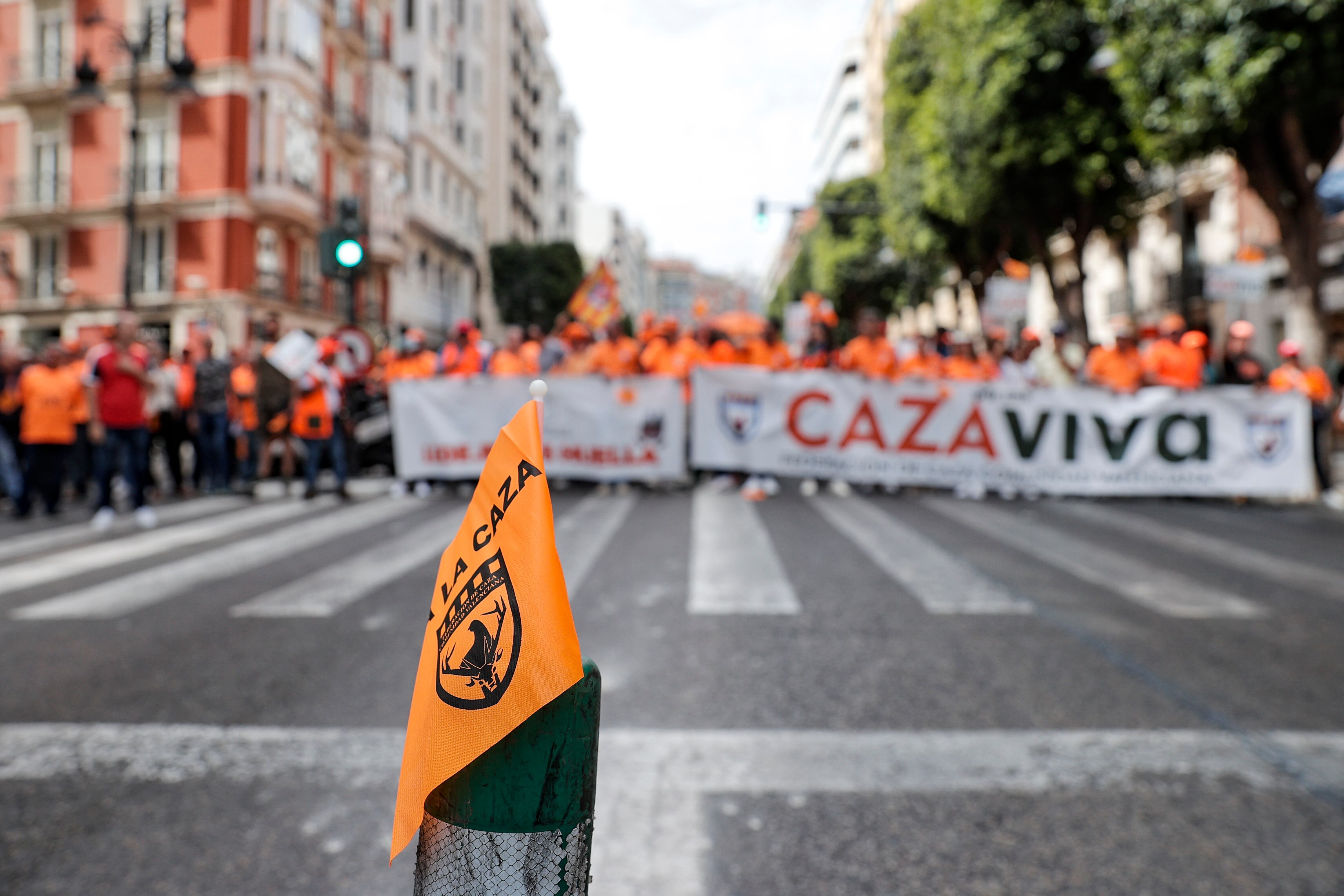 GRAFCVA3197. VALENCIA, 06/05/2023.- La Federación de Caza de la Comunitat Valenciana celebra una manifestación, que apoyan el PP y la Asociación Valenciana de Agricultores, &quot;tras agotar las vías de diálogo con la Conselleria&quot; de Transición Ecológica sobre la &quot;problemática del jabalí&quot;, ya que la &quot;sobrepoblación descontrolada&quot; de1este animal &quot;afecta a la agricultura y a la seguridad pública&quot; por los accidentes de tráfico que provocan. EFE/Manuel Bruque
