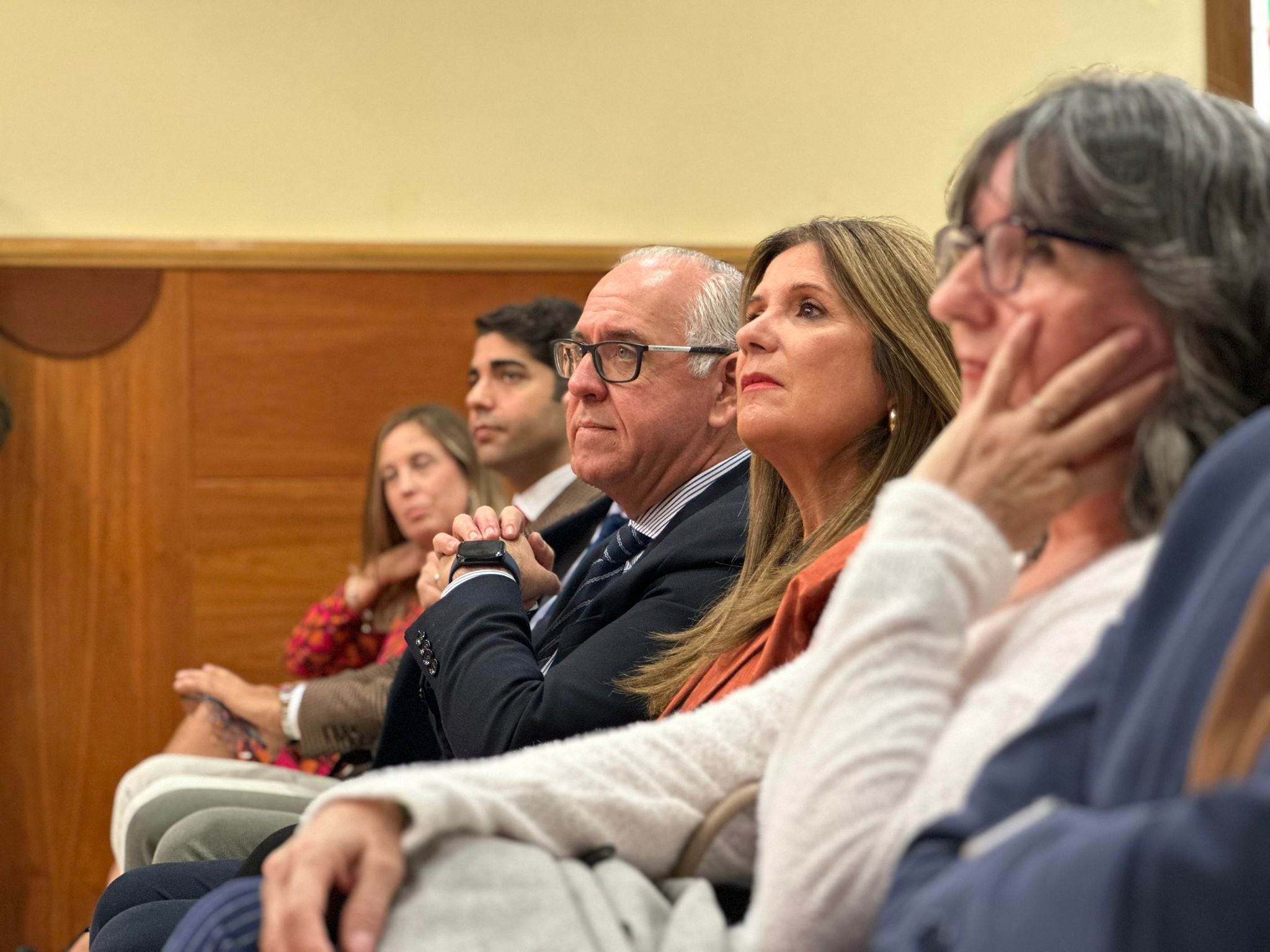 Delegado de la Junta y alcaldesa de Jódar en primera fila, durante el acto de entrega de las resoluciones del programa &#039;Andalucía Activa&#039;