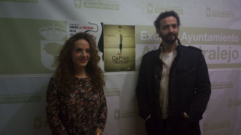 La concejala de la mujer Beatriz Palomeque y el director teatral Domingo Cruz 