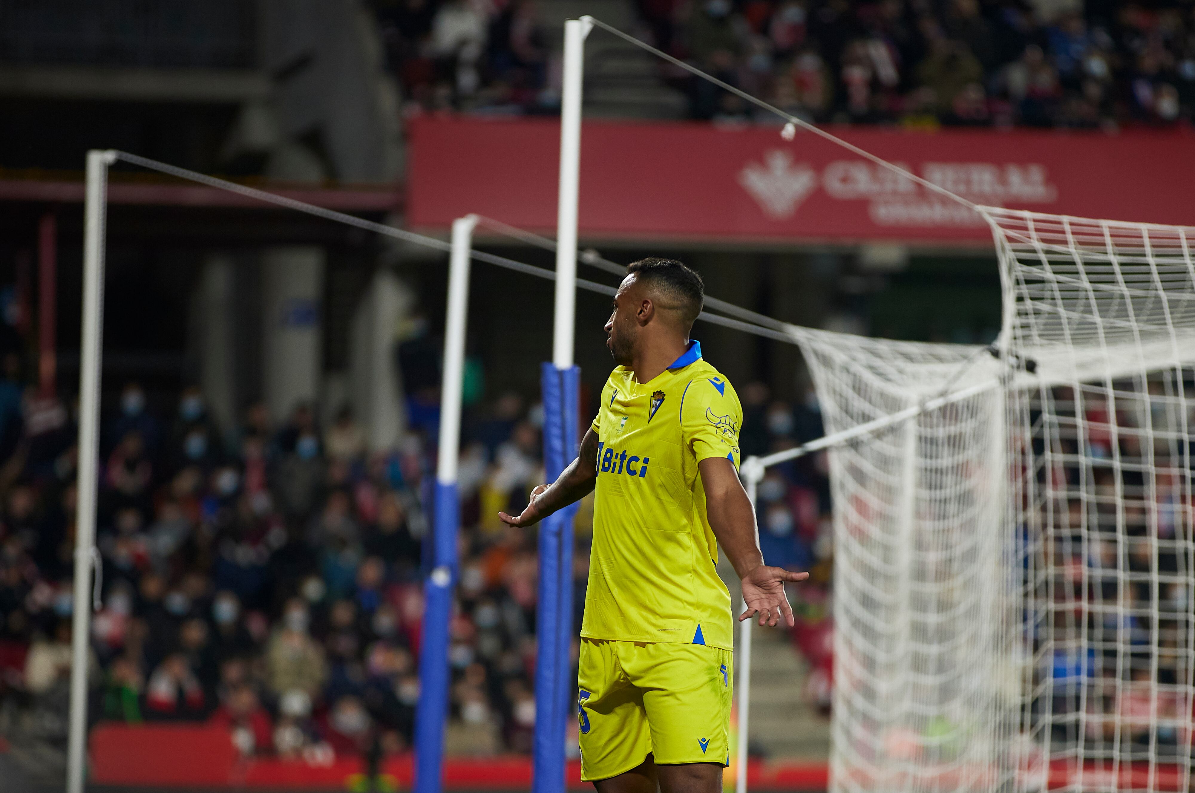 El futbolista Carlos Akapo recrimina a la grada del estadio Los Cármenes tras recibir insultos racistas