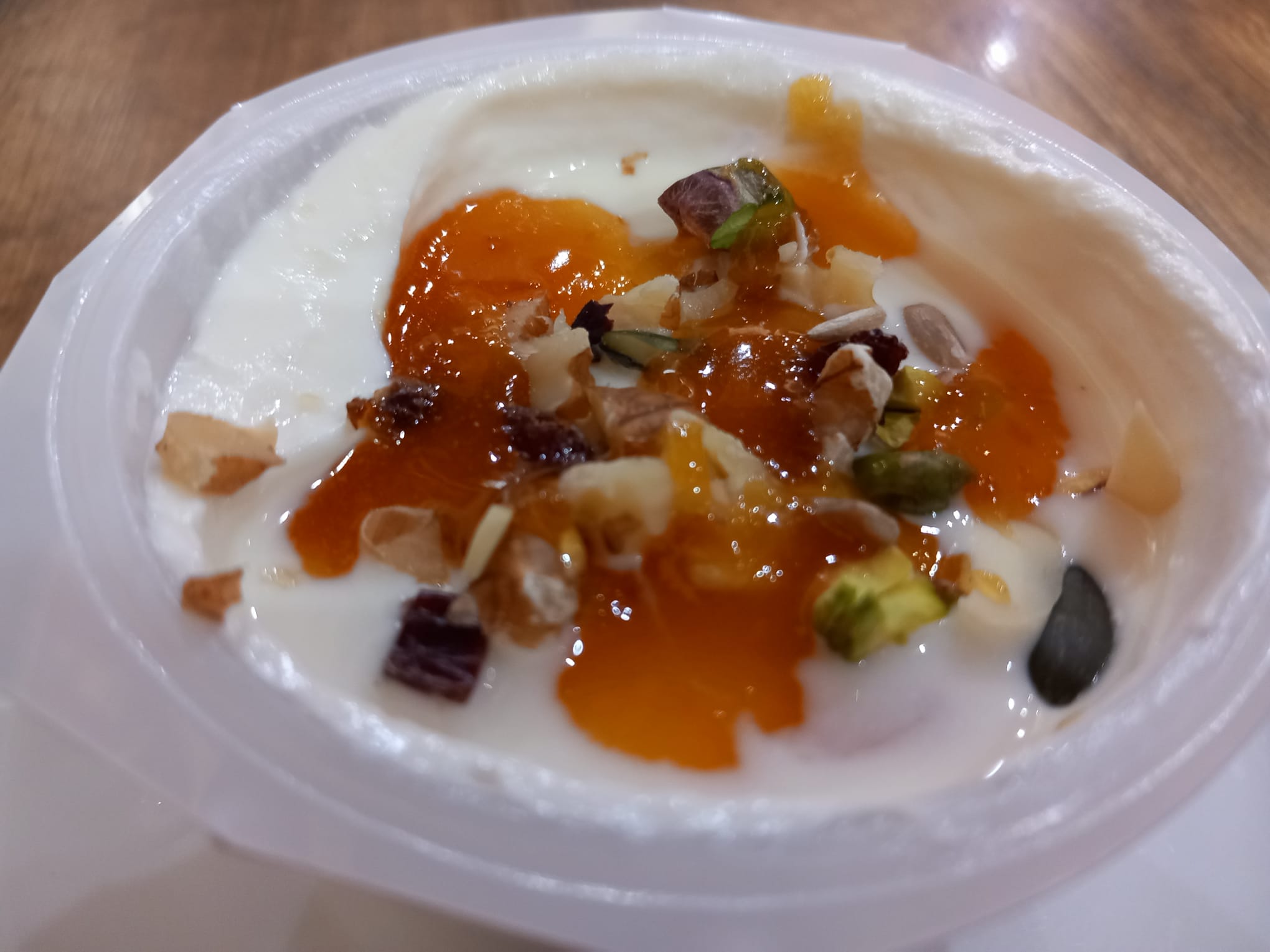 Yogur griego con miel y frutos secos