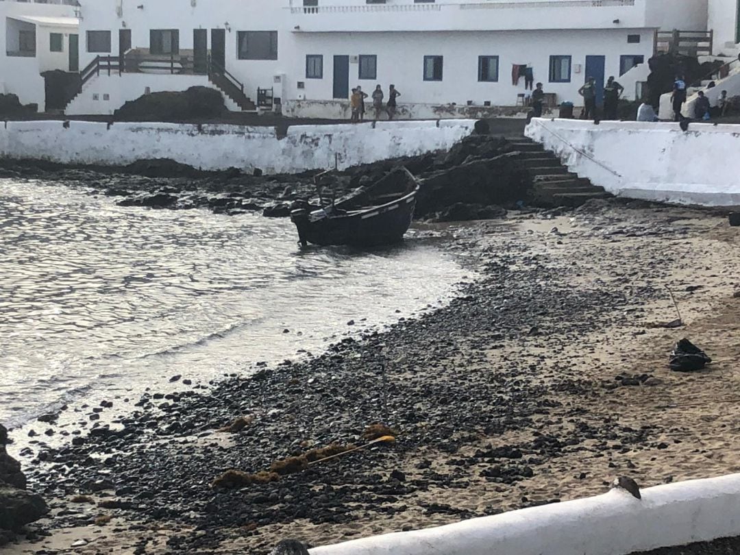 La patera ya en tierra, en Caleta de Caballo.