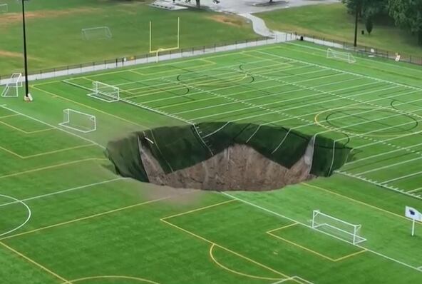 El enorme socavón en mitad de dos campos de fútbol en Alton, Illinois