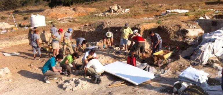 Un grupo de arqueólogos en una excavación