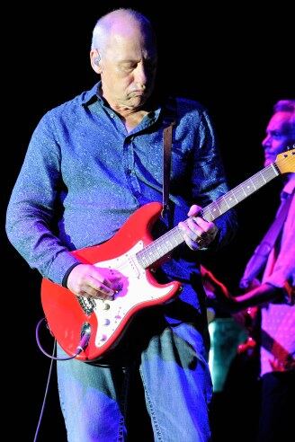 Mark Knopfler, a la guitarra, en su concierto del Poble Espanyol de Barcelona