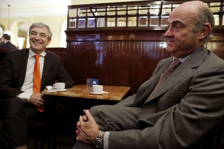 El Ministro de Economía, Luís de Guindos ,iz., y el diputado de Ciudadanos Luis Garicano, en un bar próximo al Congreso de los Diputados, donde han tratado sobre los presupuestos generales del Estado