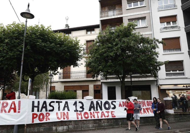 Una de las pancartas mostradas por los manifestantes durante la concentración convocada en Alsasua en contra de la sentencia que condena a ocho jóvenes de la localidad a penas de entre 2 y 13 años de cárcel por agredir a dos guardias civiles y sus parejas. 