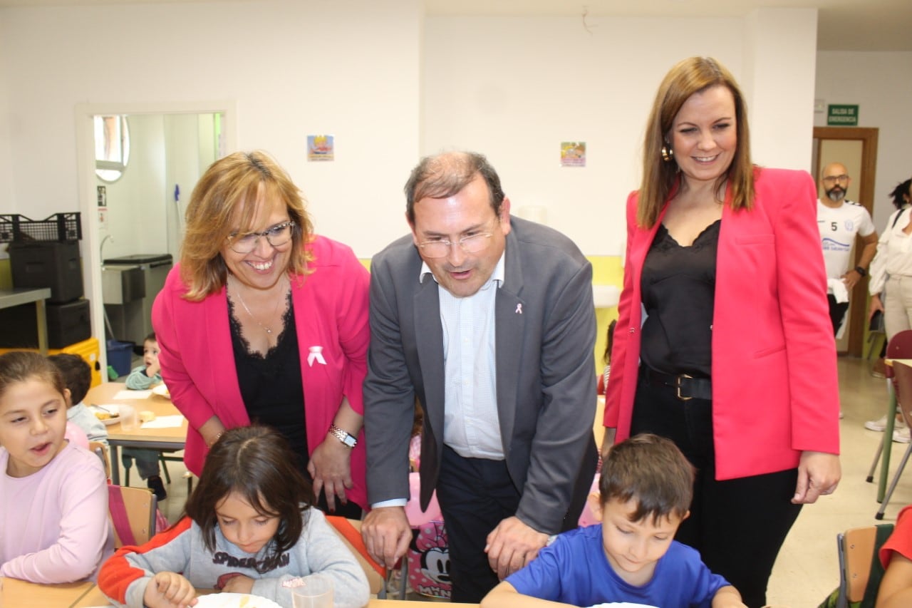 Autoridades inaugurando el comedor escolar del Menéndez Pelayo en Puertollano