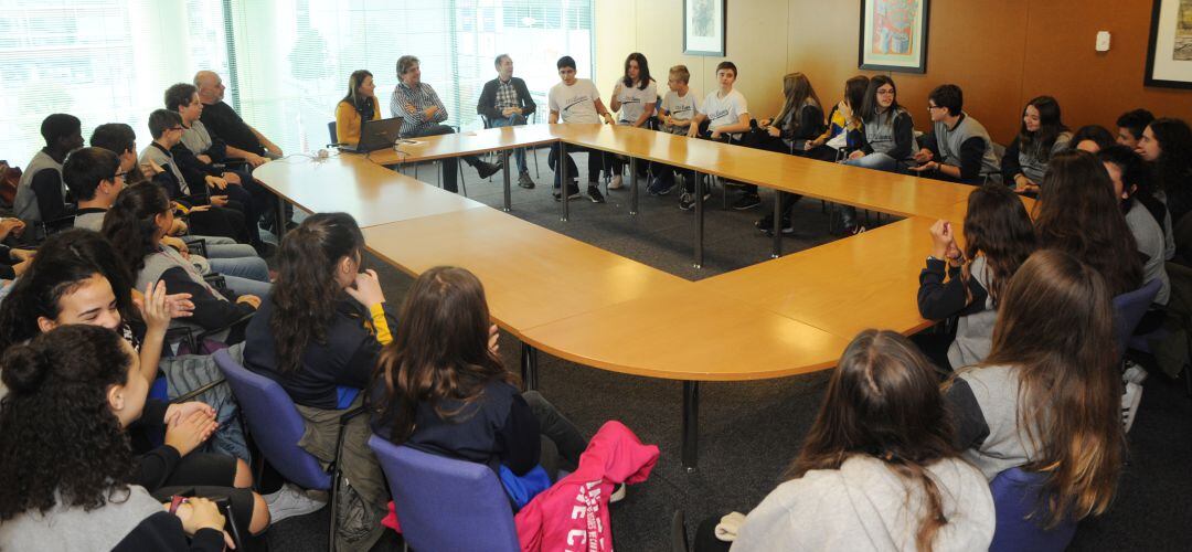 Los estudiantes participantes en este proyecto contra el acoso en las aulas han sido recibidos por el alcalde de Fuenlabrada.