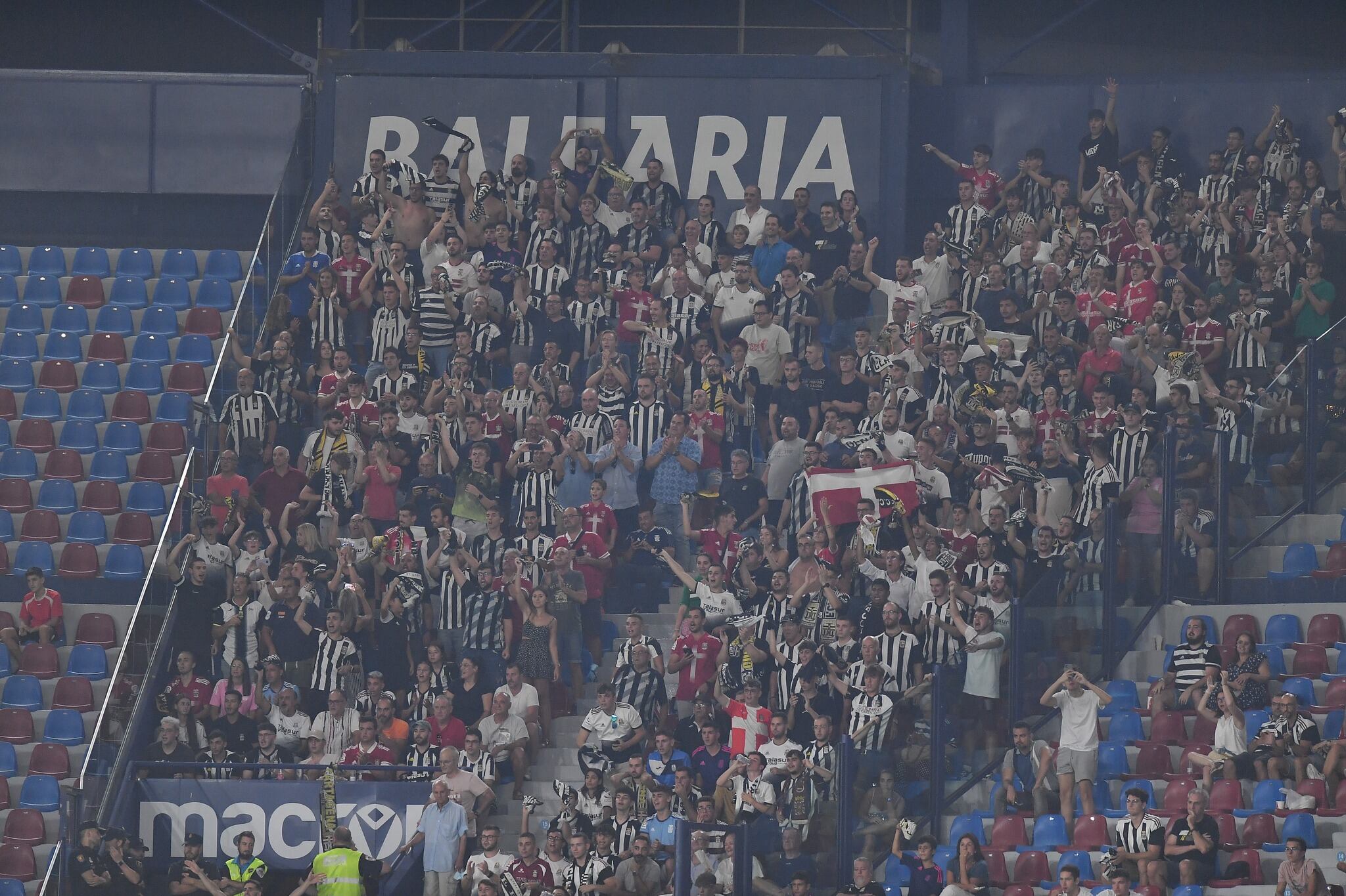 Afición del FC Cartagena durante el desplazamiento al Ciutat de València de la temporada pasada