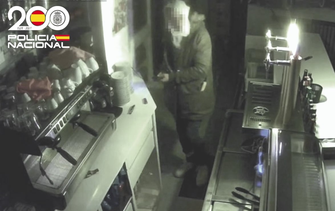 Con el objetivo de no ser identificado, estos dos hechos los ejecutó ocultando su cabeza con una bolsa de plástico