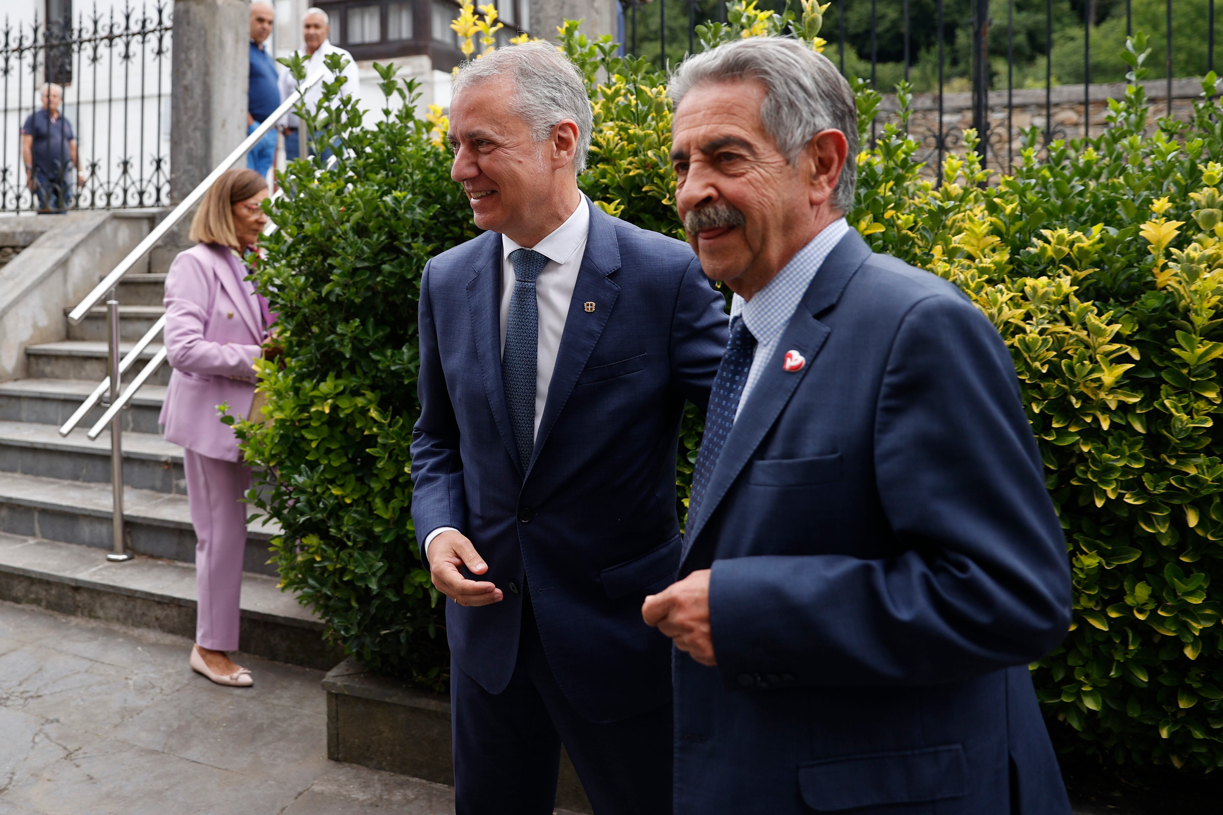 El lehendakari, Iñigo Urkullu, y el presidente de Cantabria, Miguel Ángel Revilla, durante su encuentro este viernes el Lenestosa, donde han firmado un convenio de Colaboración en Materia de Asistencia Sanitaria.