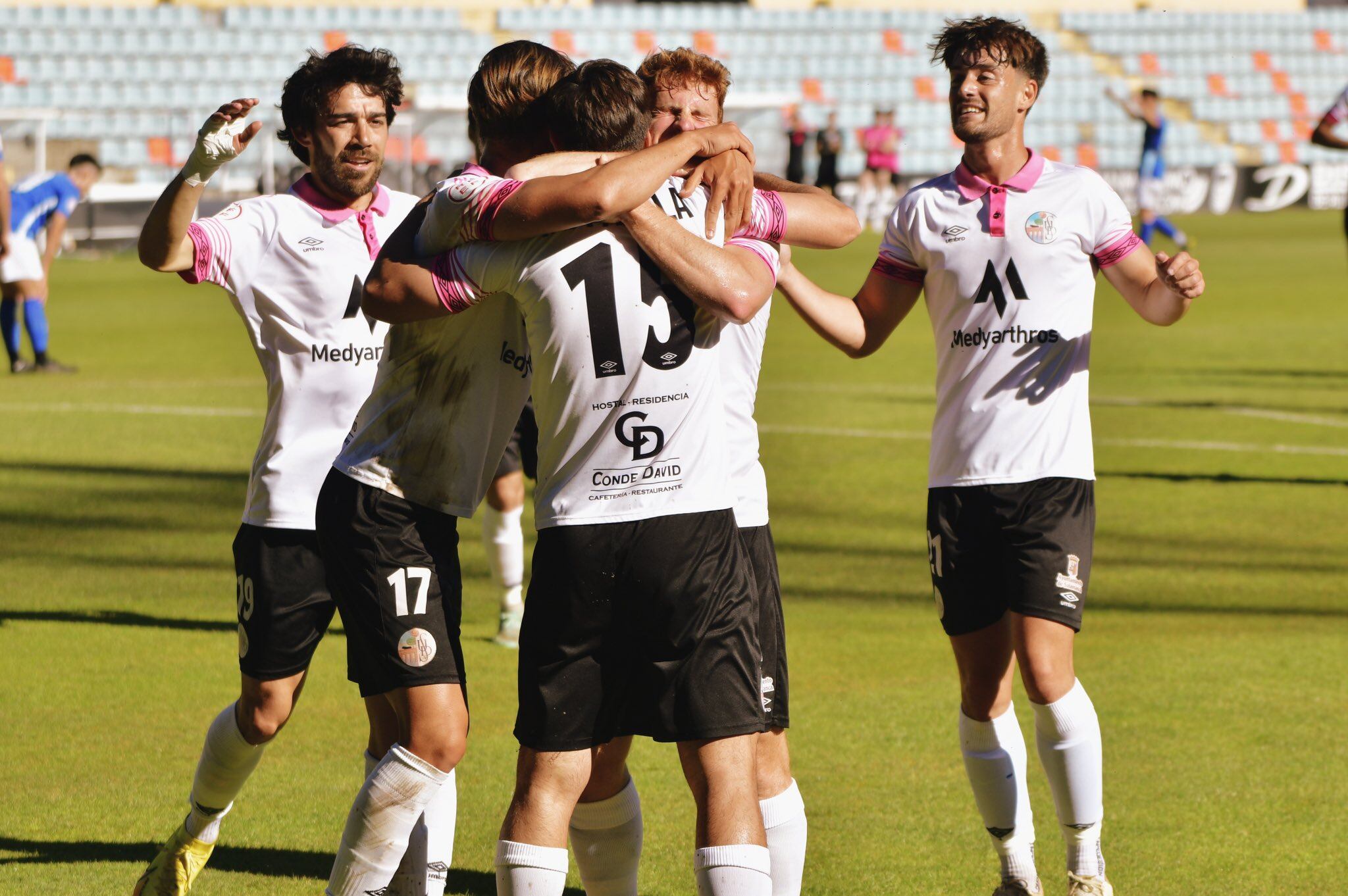 El equipo festeja uno de los goles de este domingo ante el Unami/Salamanca CF UDS