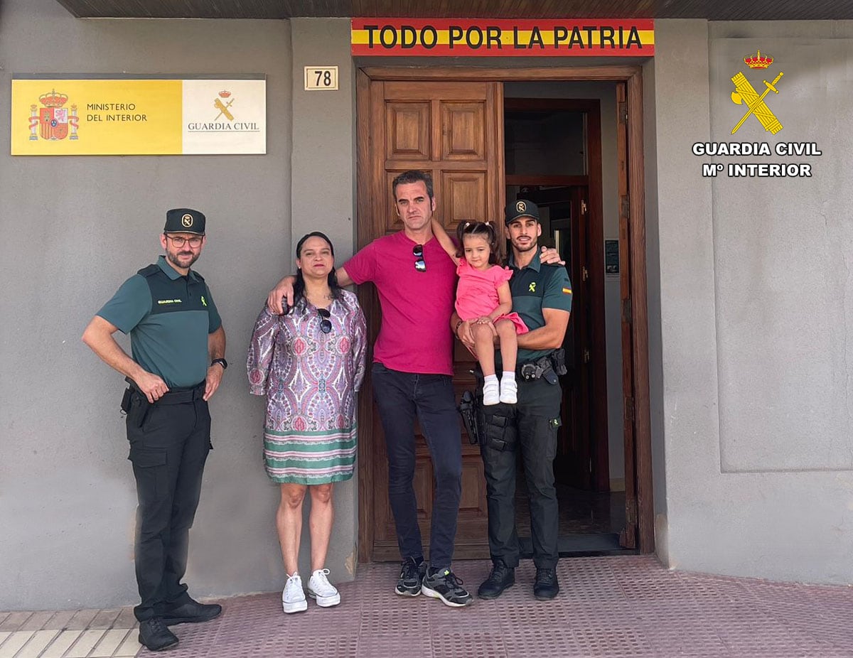 Agentes de la Guardia Civil con la niña salvada